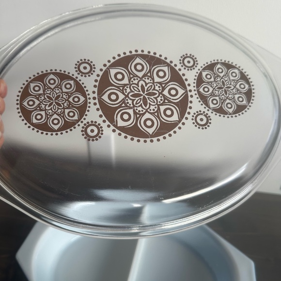 Vintage 1.5 qt Pyrex split dish 
Royal / Holiday promo piece  1961 - Picture 9 of 16